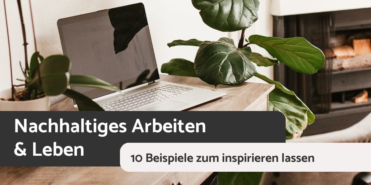 Gemütlicher Arbeitsplatz mit aufeklapptem Laptop, einer Orchidee auf einem Holzschreibtisch.