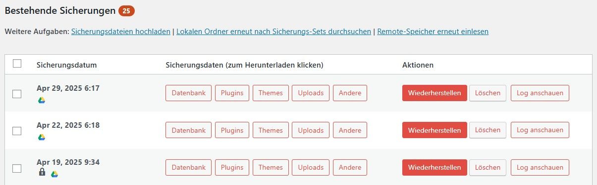 Screenshot der Liste der bestehenden Sicherungen in UpdraftPlus. Die Tabelle zeigt drei Sicherungen mit den jeweiligen Komponenten (Datenbank, Plugins, Themes, Uploads, Andere) und Aktions-Buttons für Wiederherstellung, Löschen und Log-Ansicht.