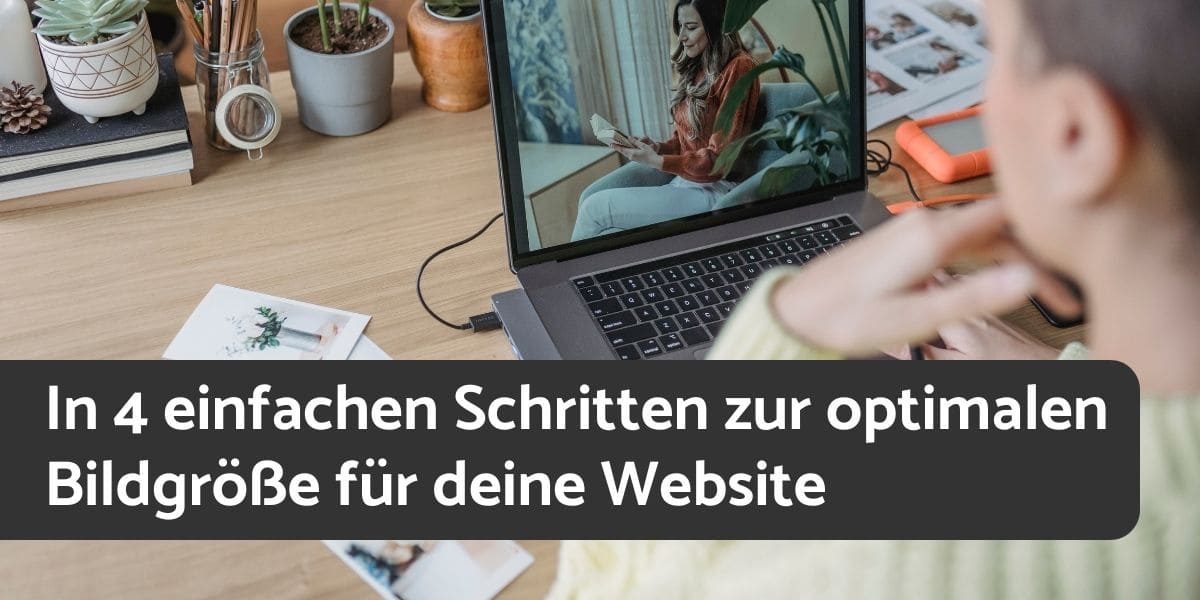 Frau sitzt vor dem Laptop und wählt Bilder aus.