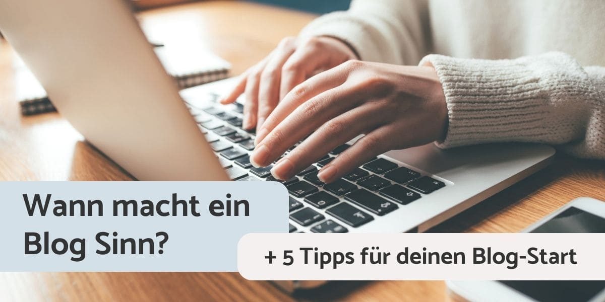 Frau tippt am Laptop.